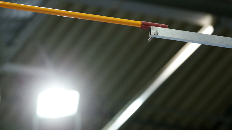 Latiņa nekrīt, tomēr izkustās no vietas...
Foto: AP / Scanpix