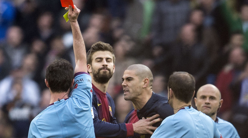 Viktors Valdess saņem sarkano kartīti
Foto: AFP/Scanpix