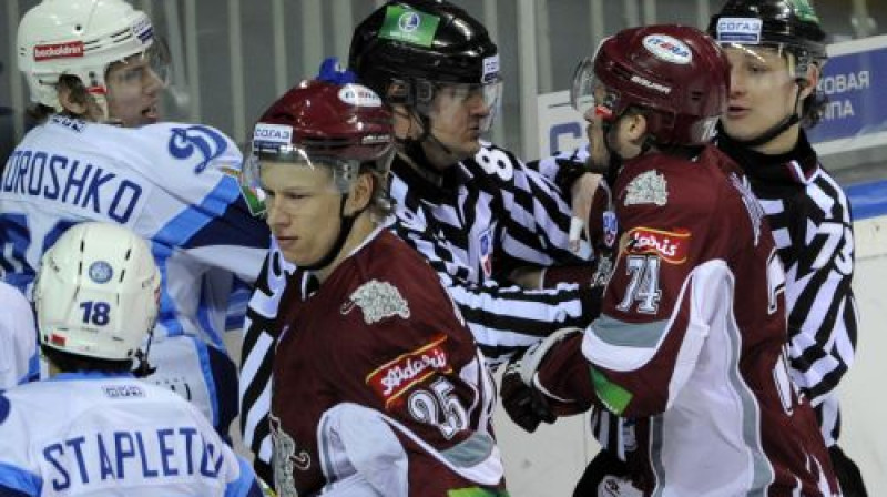 Džeimijs Džonsons pret Minskas "Dinamo" iesaistījās asumos
Foto: Romāns Kokšarovs, Sporta Avīze, F64