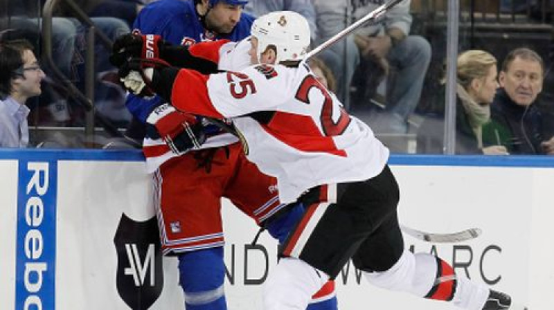 Kriss Nīls izdara spēka paņēmienu pret Romānu Hamrliku
Foto:AFP/Scanpix