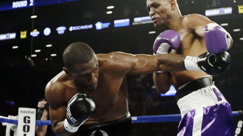 Bernards Hopkinss (pa labi) cīņā pret Tevorisu Klaudu
Foto: AP/Scanpix