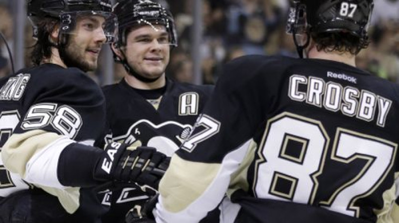 Pitsburgas "Penguins" hokejisti atzīmē kārtējo vārtu guvumu
Foto:AP/Scanpix