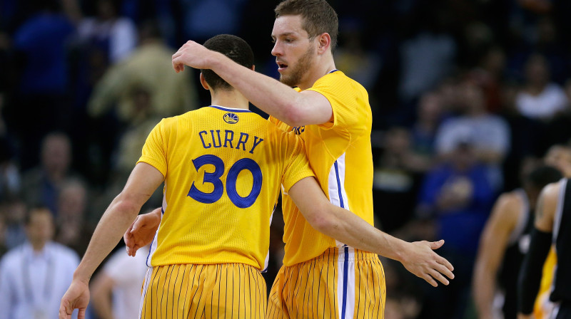 Stefans Karijs un Deivids Lī
Foto: AFP/Scanpix