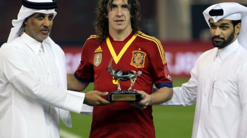 Kataras Futbola asociācijas prezidents (pa kreisi) un Karless Pujols
Foto: AFP/Scanpix