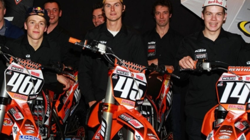 Jonass (pirmais no labās) un "JM Racing" komanda
Foto: KTM