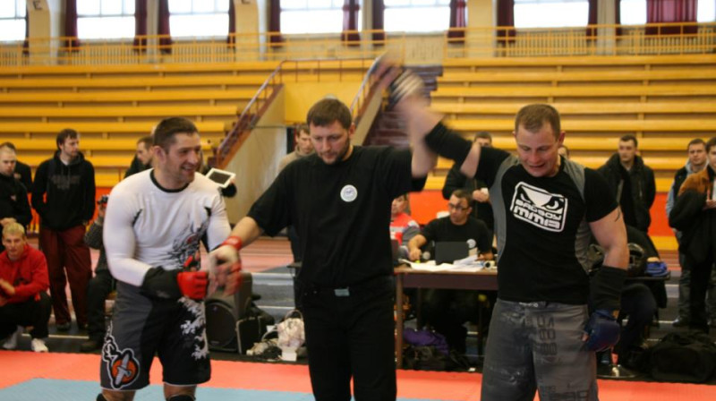 Andrejs Maslovs (no labās) pēc uzvaras pār Mareku Rudzīti
Foto: rigaprofesionalis.lv