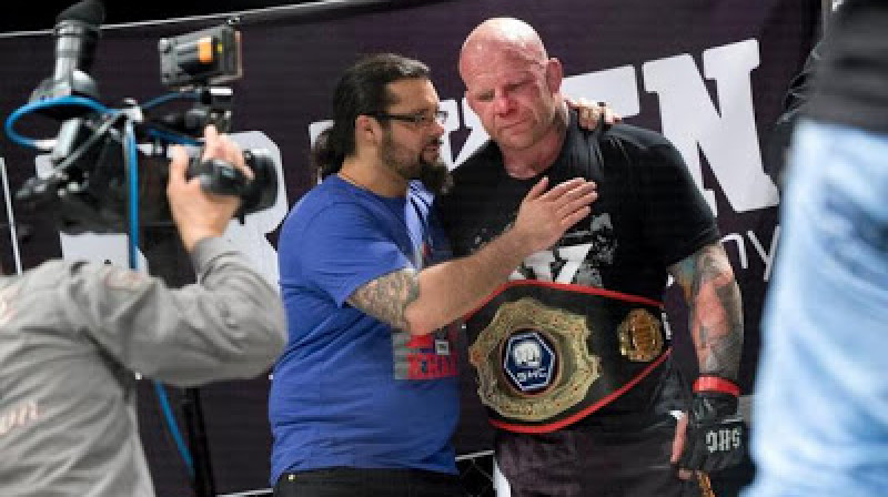 Džefs Monsons ar izcīnītos SHC smagā svara čempionu jostu
Foto: mmamadman.com