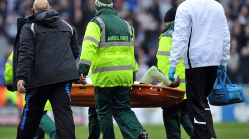 Masadio Aidarā tiek nonests no laukuma
Foto: AFP/Scanpix