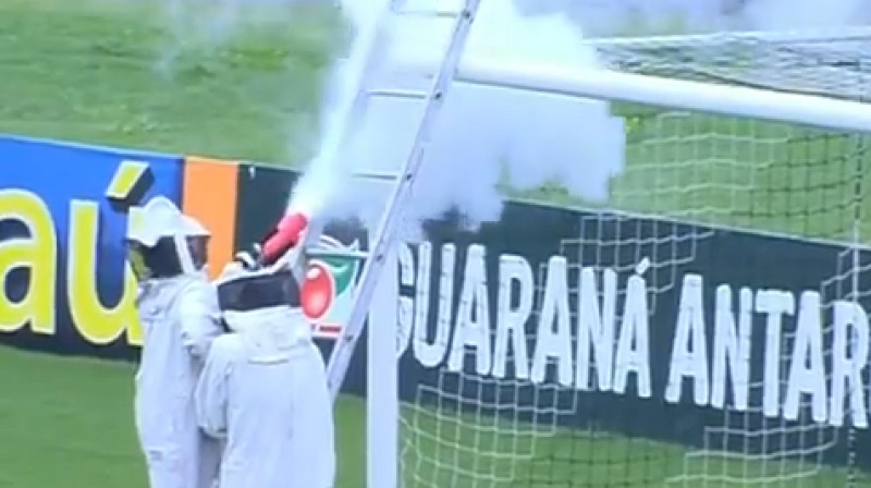 Speciālā dienesta darbinieki apstrādā vārtu pārliktni
Foto: no "Jesus Deus" video