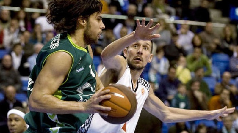 Lorāns Skarra (Laurent Sciarra, pa labi) agrāk spēlēja Eirolīgā, pārstāvot Francijas klubu "Entente Orleanaise". Attēlā epizode no 2010. gada 7. janvāra izbraukuma spēles pret "Unicaja...