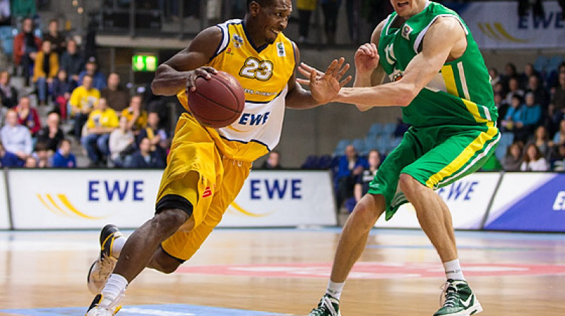 Rikijs Poldings (pa kreisi) ar 24 punktiem bija rezultatīvākais "EWE Baskets" uzvarā.
Foto: FIBA Europe