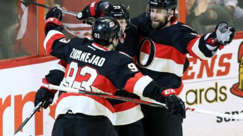 "Senators" hokejisti atzīmē vārtu guvumu pret "Lightning"
Foto:AP/Scanpix