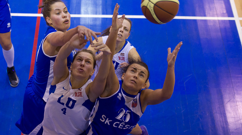 LU spēlētājas Lāsma Bērziņa (#4) un Anete Vorma cīnās Cēsīs
Foto: Zigismunds Zālmanis