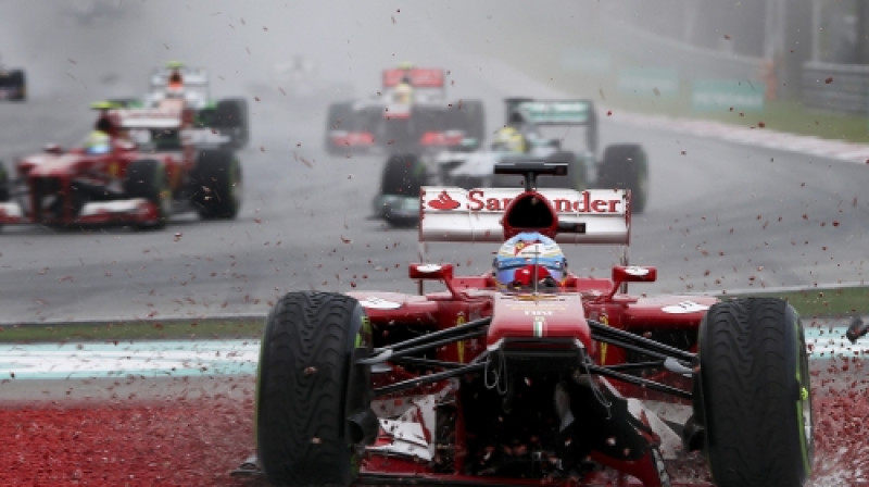 Alonso izstājas ar nolūzušu antispārnu
Foto: SCANPIX SWEDEN