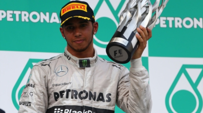 Luiss Hamiltons saņem balvu Malaizijas GP
Foto: Digitale/Scanpix