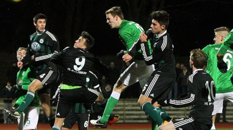Kārlis Plendišķis (pa vidu, nupat izdarījis sitienu)
Foto: werder.de