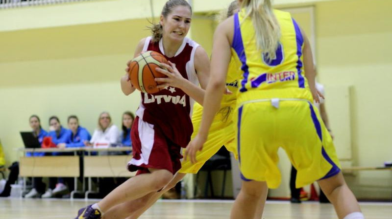 U16 izlases spēlētāja Laura Grabe spēlē pret Zviedriju
Foto: www.basket.ee