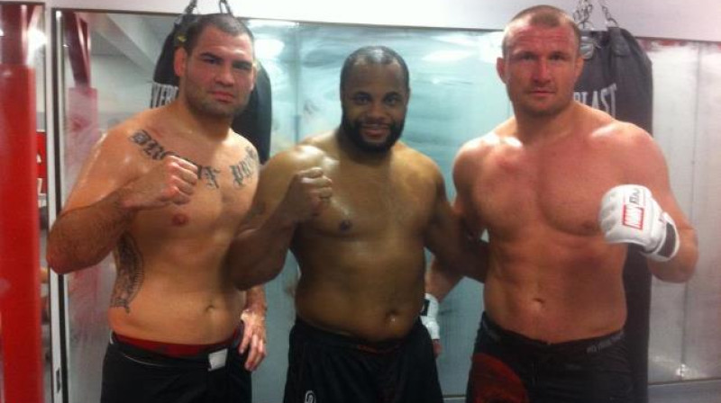 Keins Velaskezs (no kreisās), Daniels Kormjē un Damians Grabovskis treniņnometnē
Foto: sherdog.com
