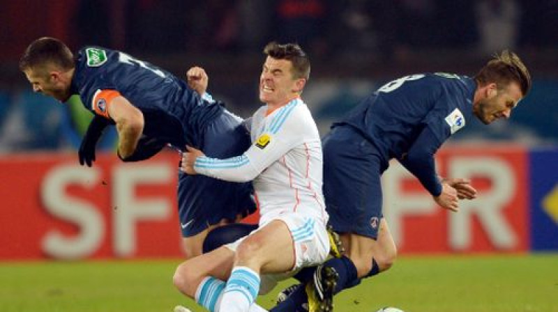 Džouijs Bārtons (vidū) pret PSG
Foto: AFP/Scanpix