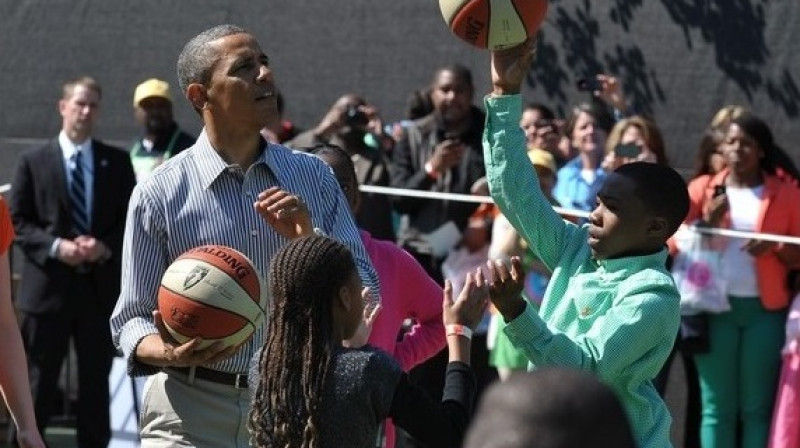 ASV prezidents Baraks Obama spēlē basketbolu ar bērniem
Foto: AFP/Scanpix