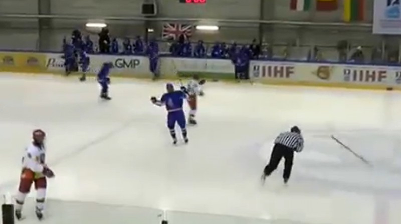 Pēc mača beigām tiesnesis dabū ar nūju
Foto: no "Janari1993" video