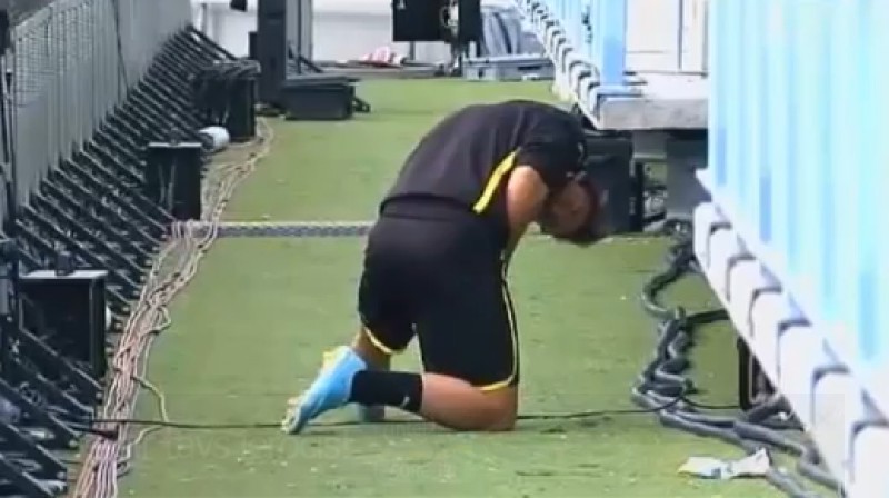 Futbolists saprot, ka viņu filmē
Foto: no "CanalFutbolista" video