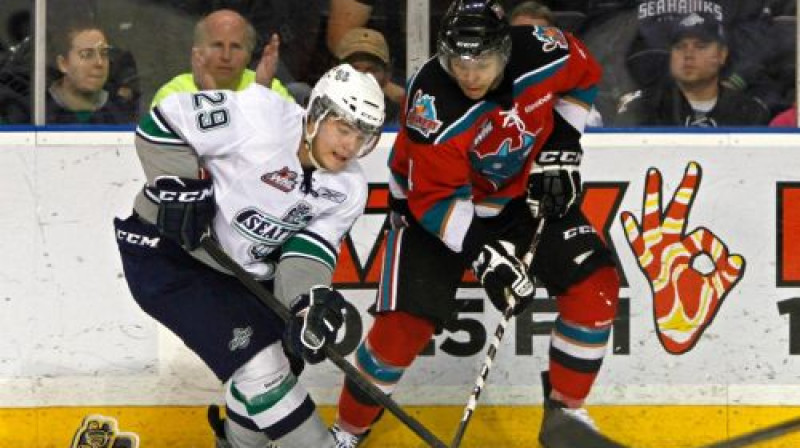 Roberts Lipsbergs cīņā par ripu ar "Rockets" aizsargu Medisonu Boviju
Foto:Facebook.com/SeattleThunderbirds