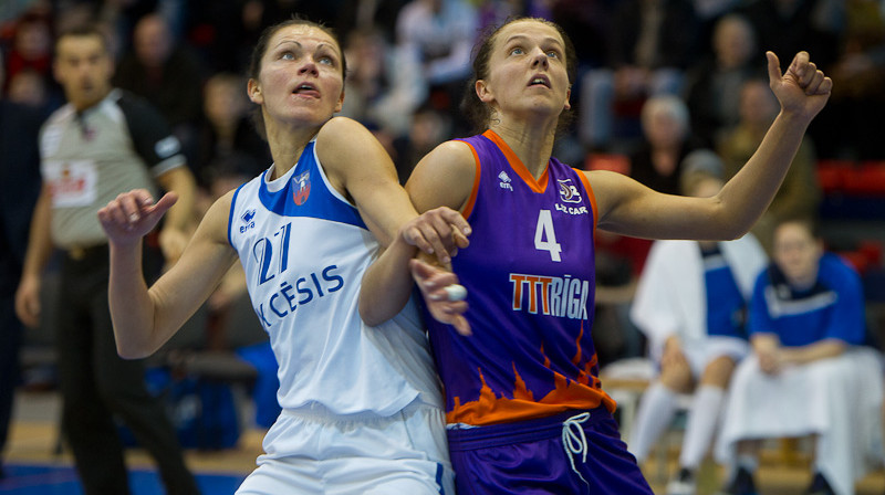 Ieva Vītola (SK Cēsis, pa kreisi) un Dita Rozenberga (TTT Rīga, pa labi)
Foto: Zigismunds Zālmanis