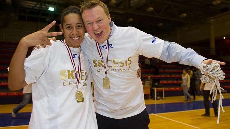 Eirolīgas čempione un finālu MVP Nakiša Seilsa (Nykesha Sales, University of Connecticut) ar SK "Cēsis" prezidentu Krišjāni Kļaviņu 2012. gada aprīlī
Foto: Zigismunds Zālmanis