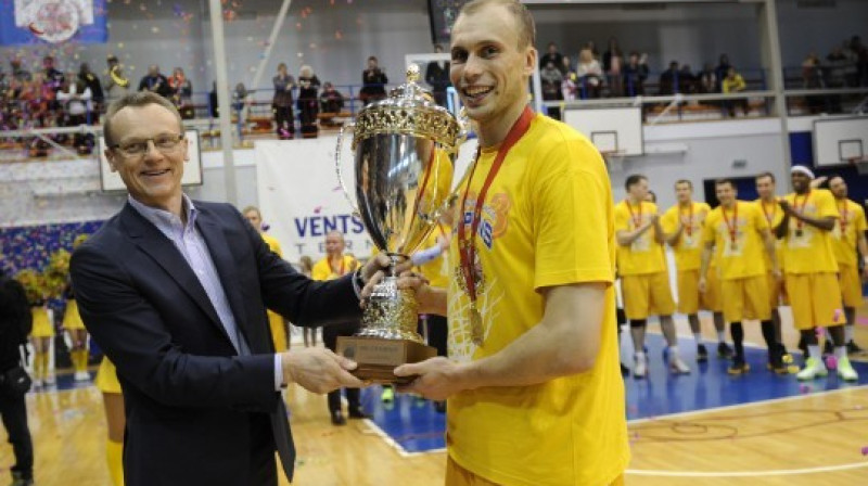 Akselis Vairogs ar BBL čempionu kausu
Foto: Romāns Kokšarovs, Sporta Avīze, f64