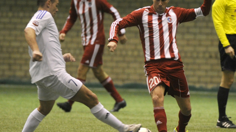 Mants Savens (pa kreisi) guva vārtus jau pirmajā spēles minūtē
Foto: Romāns Kokšarovs, Sporta Avīze, f64