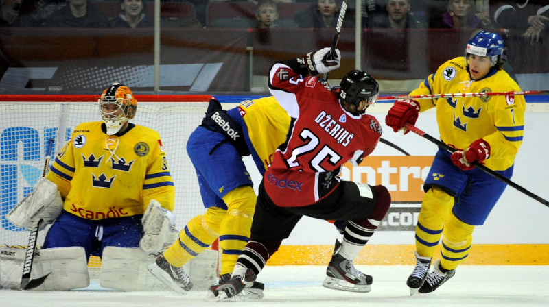 Andris Džeriņš pie zviedru vārtiem
Foto: Romāns Kokšarovs, Sporta Avīze, f64