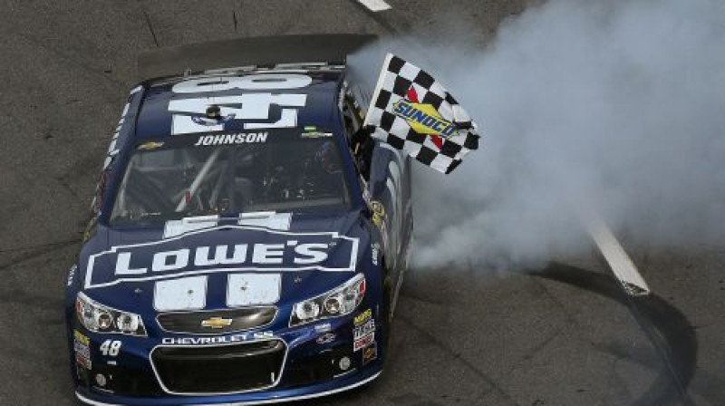 Džimijs Džonsons svin uzvaru Mārtinsvillā
Foto: GETTY IMAGES NORTH AMERICA