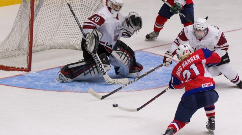 Latvijas izlases vārtsardze Evija Tētiņa šajā spēlē atvairīja 30 no 37 pretinieču metieniem.
Foto: IIHF