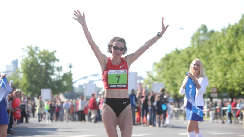 Jeļena Prokopčuka, finišējot Nordea Rīgas maratonā 2012 pēc jaunā pusmaratona trases rekorda uzstādīšanas. 
Foto: Nordea Rīgas maratons