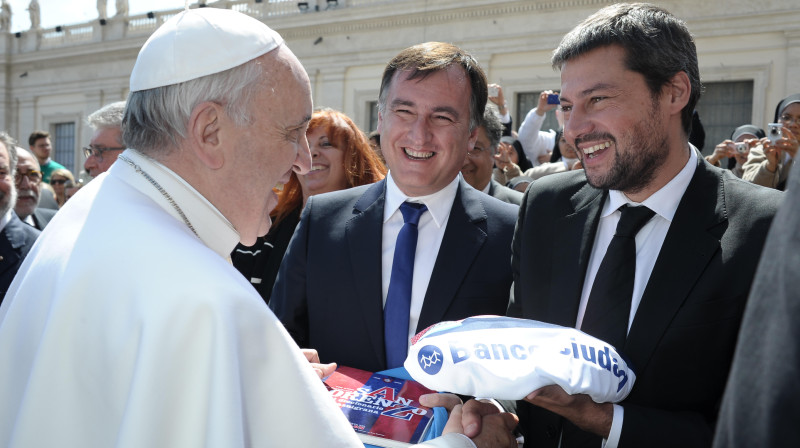 Pāvests spiež roku "San Lorenzo" prezidentam
Foto: AP / Scanpix
