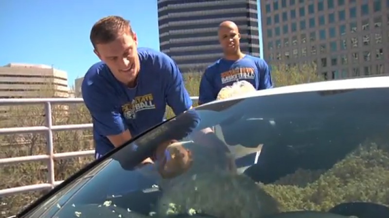 Biedriņš ber popkornu komandas biedra mašīnā
Foto: no "GoldenStateWarriors" video