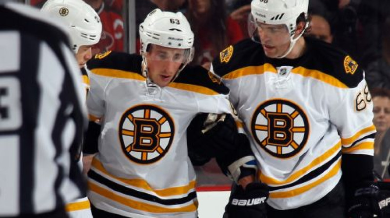 Breds Maršāns komandas biedru pavadībā pamet laukumu
Foto: AFP/Scanpix