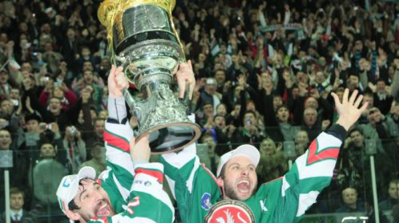 Daniss Zaripovs un Aleksejs Morozovs 2009. gadā pēc Gagarina kausa izcīnīšanas
Foto: ITAR-TASS/Scanpix