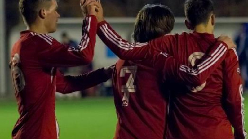 Dmitrijs Hmizs (pa kreisi) šodien guva divus vārtus