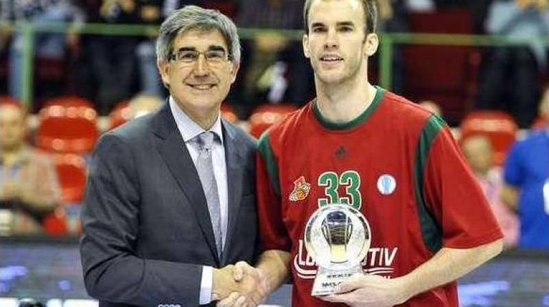 "Lokomotiv-Kubaņ" saspēles vadītājs Niks Kalatess no Eirolīgas prezidenta Hordi Bertomeu rokām saņem Eiropas kausa vērtīgākā spēlētāja balvu
Foto: AFP/Scanpix