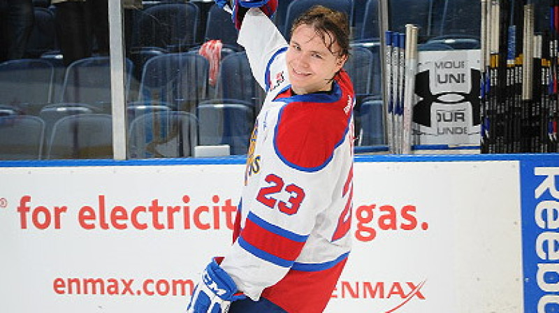 Edgars Kulda izskatās iejuties uz Edmonton Oil Kings ledus. Foto: oilkings.ca
