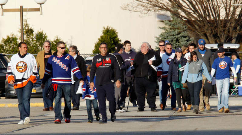 Kāda grupa fani pirms spēles.