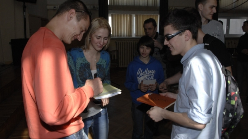Mārtiņš Pļaviņš dala autogrāfus
Foto: bauskasdzive.diena.lv