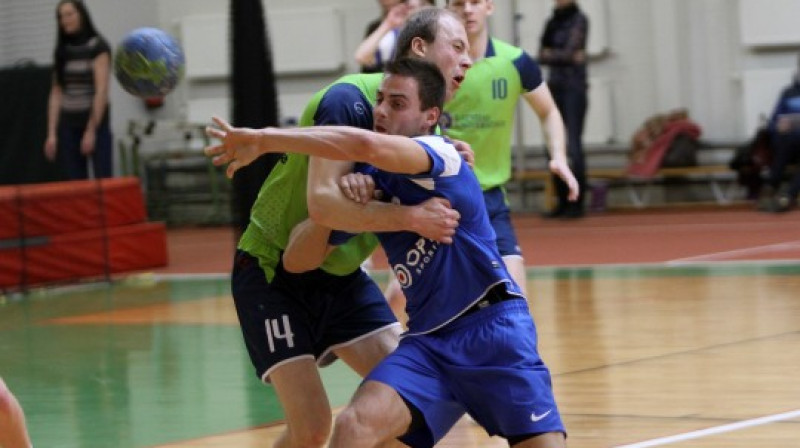 HK Ogre līderi Arvi Laganovski mēģina apturēt Rihards Latkovskis (ASK/LU)
Foto: Ritvars Raits