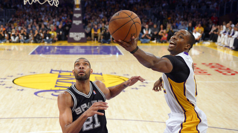 "Lakers" - "Spurs" sērijas viens no skatāmākajiem dueļiem būs starp Timu Dankanu un Dvaitu Hovardu. Kas izrādīsies pārāka - pieredze vai jaunība?
Foto: AP/Scanpix