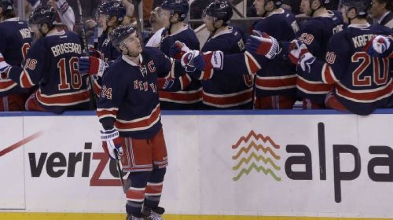 Ņujorkas "Rangers" hokejisti apsveic Raienu Kalahenu pēc otro vārtu guvuma
Foto:AP/Scanpix