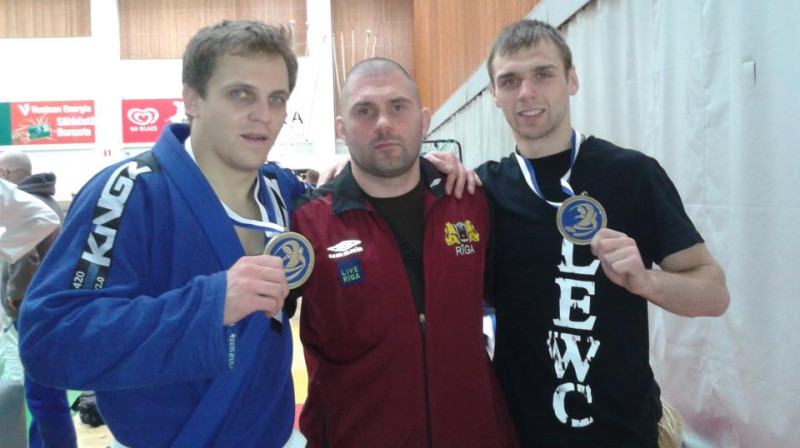 Arsēnijs Kardašs (no kreisās), Vladislavs Čerņavskis un Artūrs Čerņavskis
Foto: mixfight.lv