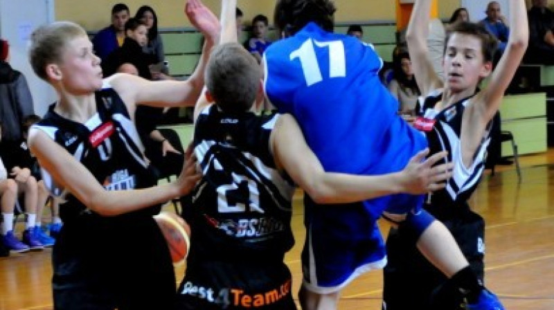 Basketbols U13 grupā: spriedze un emocijas.
Foto: Romualds Vambuts
