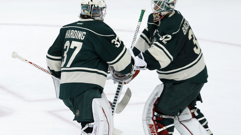 Niklasam Bakstromam (pa labi) neveiksmīga spēle un jau pirmajā trešdaļā somu "Wild" vārtos nomainīja Džošs Hārdings. 
Foto: AP/Scanpix